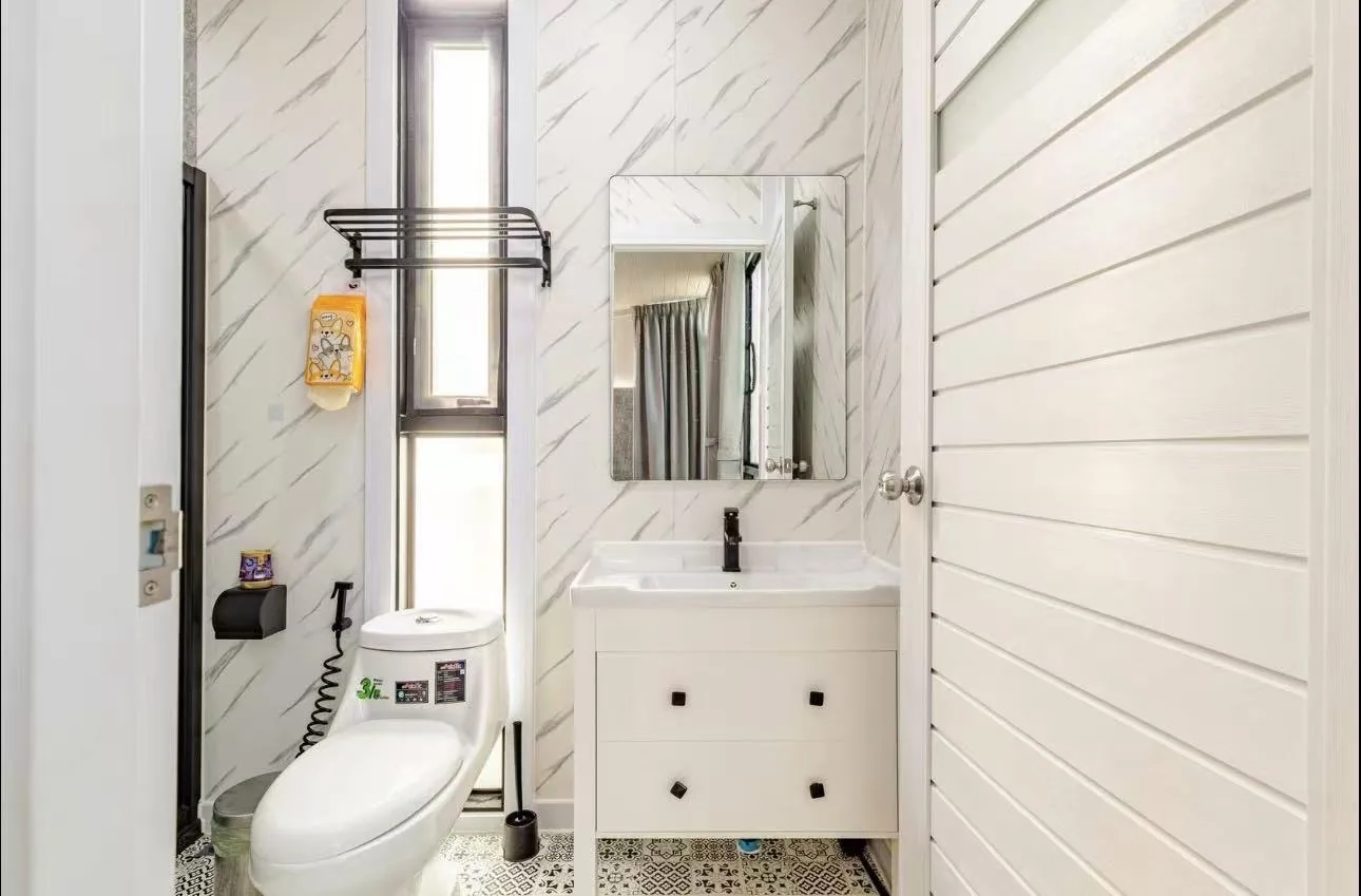 Marble bathroom at Coolplay House Bangkok guesthouse