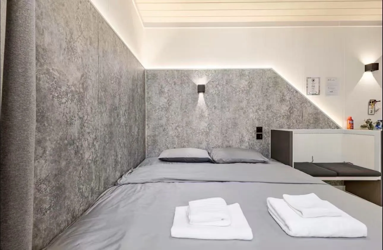 Room interior with concrete accent wall, Coolplay House